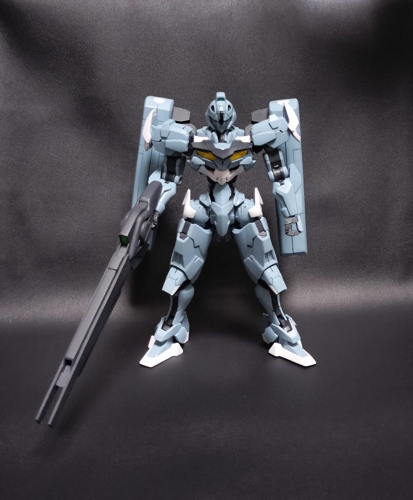 正面です。頭は加工しました。バックパック、ビームライフルはプラ板とエポパテで作りました。