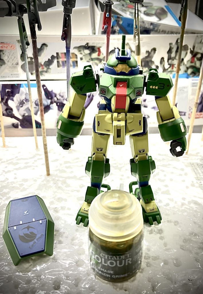 今回はエアブラシ初作品という事で、まだまだ塗装が上手くいきませんでした。アラが目立つので誤魔化す＋ワントーン落とす意味も兼ねてシタデルのシェイドカラーでバシャバシャと汚していきました。その後、クレオスのプレミアムトップコートつや消しで仕上げました。