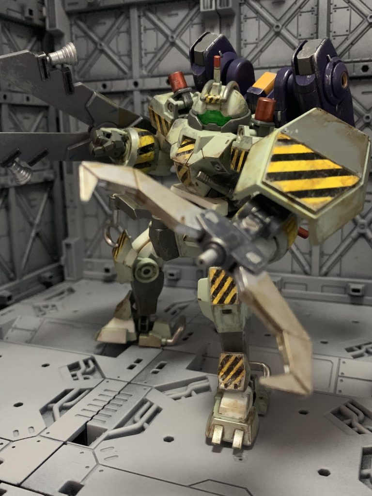 ・大型資材運搬用クローマニピュレーターでは対応しきれない資材の搬入出やデブリの除去に使用される。中央にはデブリ破砕用の小型ビームガンを搭載。ジャンクパーツの山から出てきたレイダーのあれです🤣軸が地味に細かったので元の軸を落として、新たに3mm軸を付け直してます😃