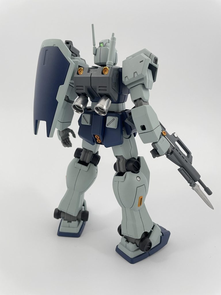 ただ塗るだけも物足りなかったので、肩部シールドを追加。ライフルにも銃剣を付けています。