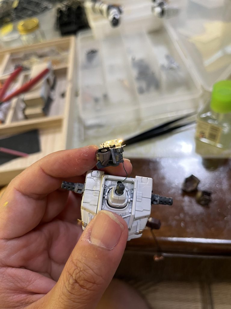 MGエクスインパルスガンダムの頭部左目にLEDを仕込みました初めてLED買ってみたけど想像以上に小さいですね。電源はボタン電池とスイッチのユニットを一緒に買いました。胴体がミッチミチに埋まってて、電池ユニットしまう場所ないじゃんと思ってたのですが、組み立て途中でコアスプレンダーユニットをつけ忘れて胴体のスタッズを埋めるという大チョンボをしてしまい、コアスプレンダーが取り付けできない状況になってしまいました。そしたらそこの部分の穴に電池ユニットがピッタリハマった。結果オーライw w w