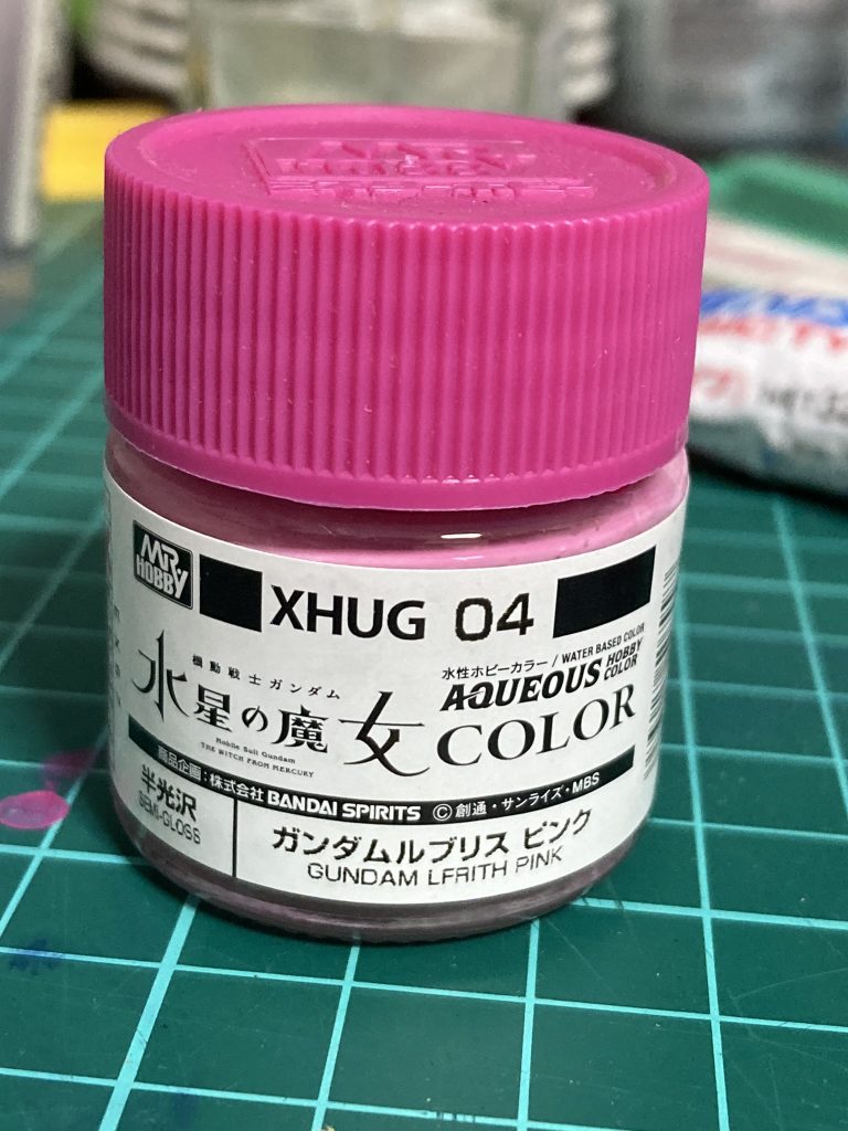 成型色、パケ絵、説明書のカラーレシピをみて思いました。アニメじゃこんな大人しい色じゃない。こんな事もあろうかと買っておいたルブリスピンクが予想外にここで登場、黒下地にこれ塗るとド派手なのにカッコイイグエルの前髪ピンクになりました!