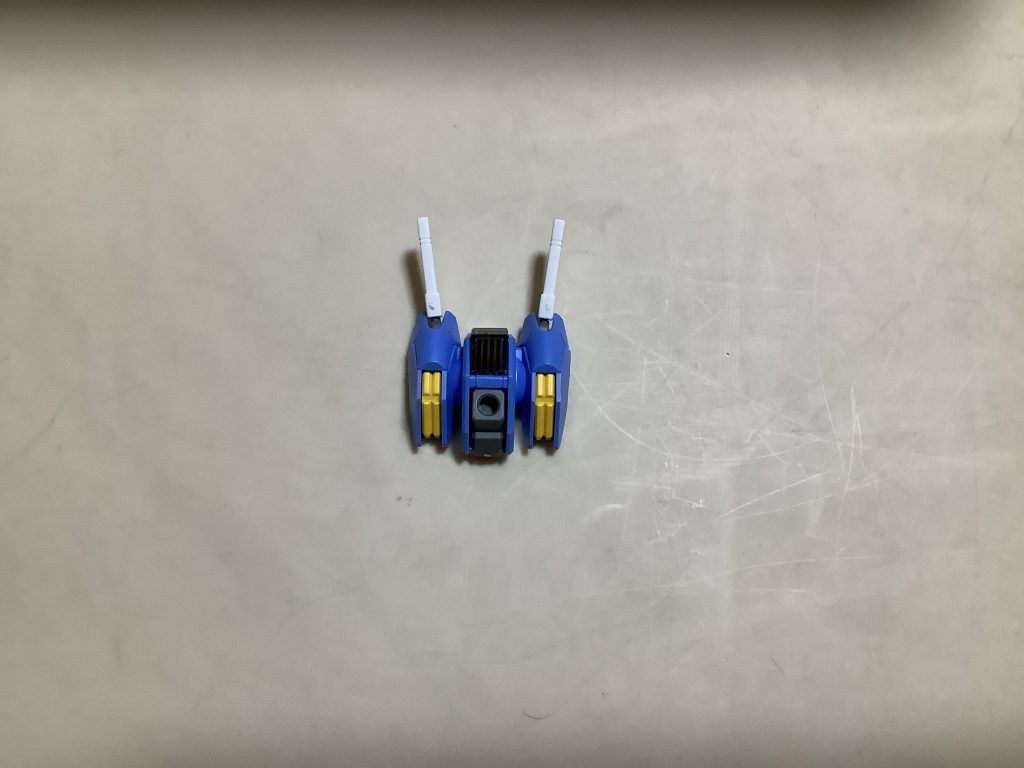 本体が終わったので今度は武装類の組み立てです。バックパックはビームサーベルも合わせて5パーツだけで作れます。シェルユニットは足と同じ方法で再現されています。見えずらいですがシールは全部発光状態にしています。