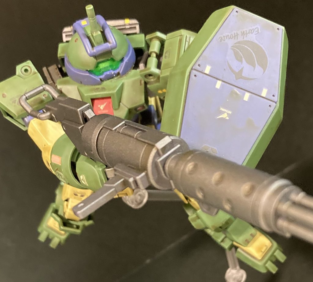 工作は最低限の合わせ目消し、肉抜き埋め、ヒケ消し等表面処理のみで改修等は行なっていません。なんせ、早くエアブラシを使いたかったもので（笑）！ちなみにモニター部のクリアパーツは裏からクレオスの90番シャインシルバーを吹き付けて、少しはギラつく様にしております。