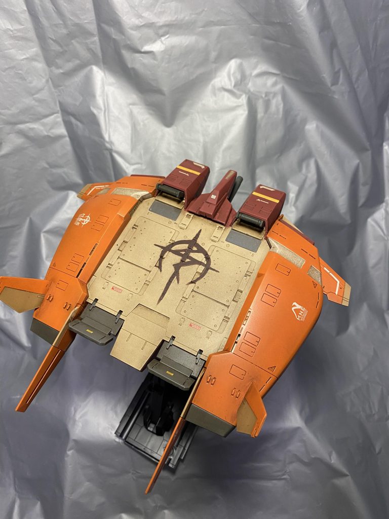 機体真ん中のマフティーマークはエナメル塗料で手書きで。おきにすむまで手直し。