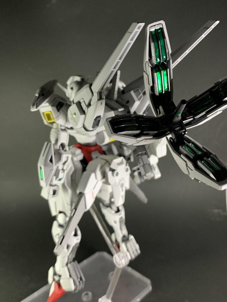 ビットオンフォームで斜め後ろからクアドラスラスターやガンビットなど、付属の緑のシールはフル活用しています。背部スラスターっぽいところにはラピーテープを使用しています。いずれも上からレジンでコートすることでシールの輝きを強くしています。