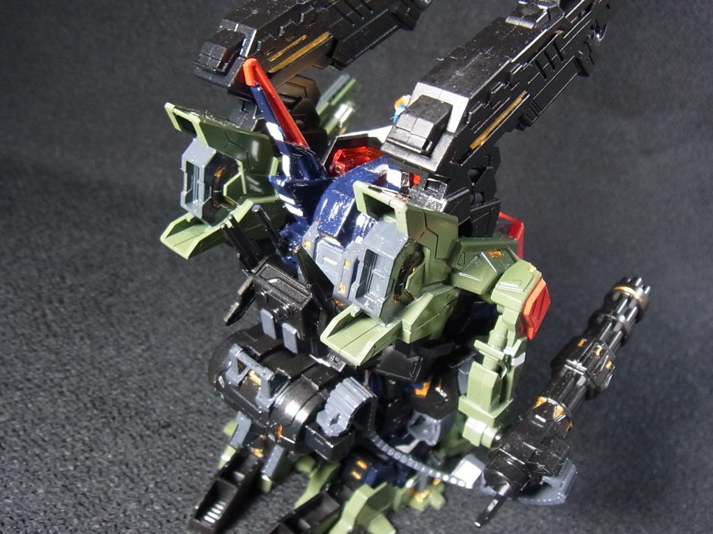 巨大なバックパックは本体同様細かいディテールが入っているので、塗り分けるとものすごく映えます。