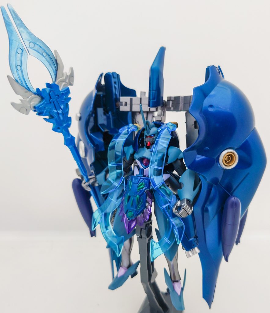 第3形態(最終形態)。2機の支援機と合体した姿。大きなスラスターによる推進力の確保により、大幅な機動力の向上と防御力を確保したという設定です。