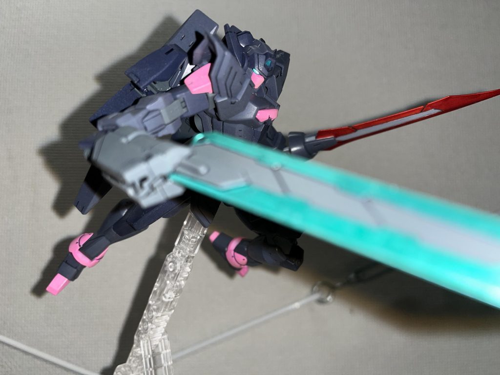 なんか無駄に剣の根元が太いのですが、ここにGN粒子を溜め込んでるので、本体のMSが非GN機でもGNソードが使える!…ってことにしよう!ってなりましたw