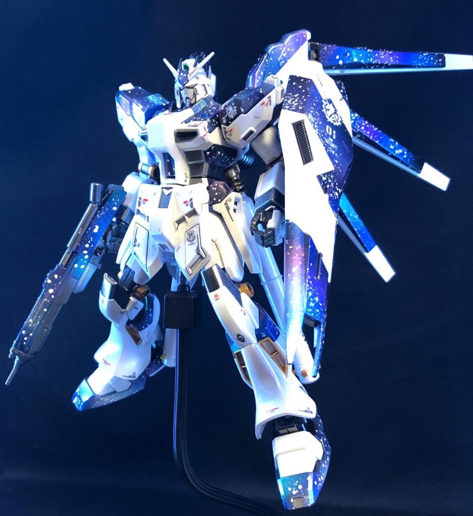 クリスタルカラーのダイヤモンドシルバー、アメジストパープル、サファイアブルー、トルマリングリーン、ルビーレッドを掛け合わせて配色してます。