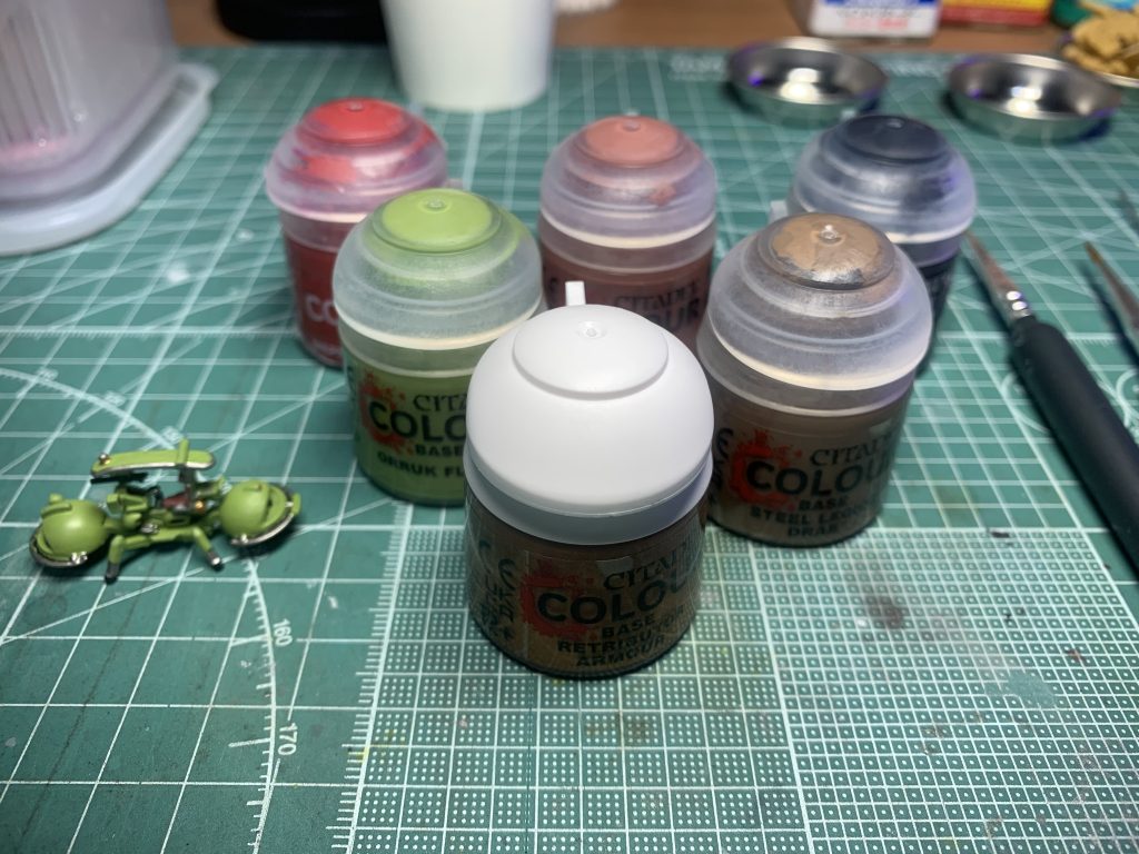 使用したのは6色。今回はベース塗装のみ。明日あたりにシェイドという種類のシタデルを塗ってトーンを落として自然な感じに仕上げようと思います。※付きの色はガンプラのフレームのワンポイント塗装にオススメアバドンブラック(黒)・・・機銃、操作レバー、影の部分などオーラックフレッシュ(薄緑)・・・機体本体バグマンズグロウ(茶)・・・コクピットシート※リードベルチャー(銀)・・・エンジンガード、屋根フレームなど※リトリビューターアーマー(金)・・・ワンポイントメフィストンレッド(赤)・・・ブレーキランプなんなんだよこの色の名前達は・・・癖強すぎだろwww