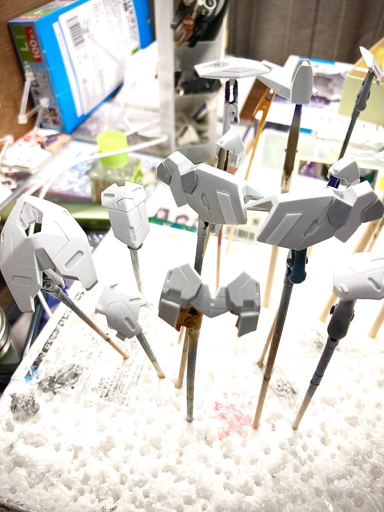 スジ彫り、プラ板を貼り付けてディテールUPしました。この後にプラ棒の貼り付けも追加しました。