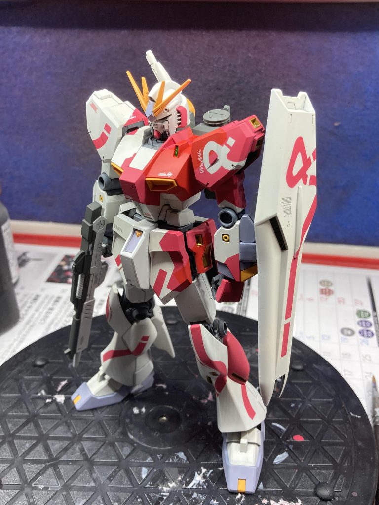 モデルグラフィックス誌の作例九龍νガンダムのカラーリングを試してみました。色はのちの岡プロの作例を参考に赤系にしています。