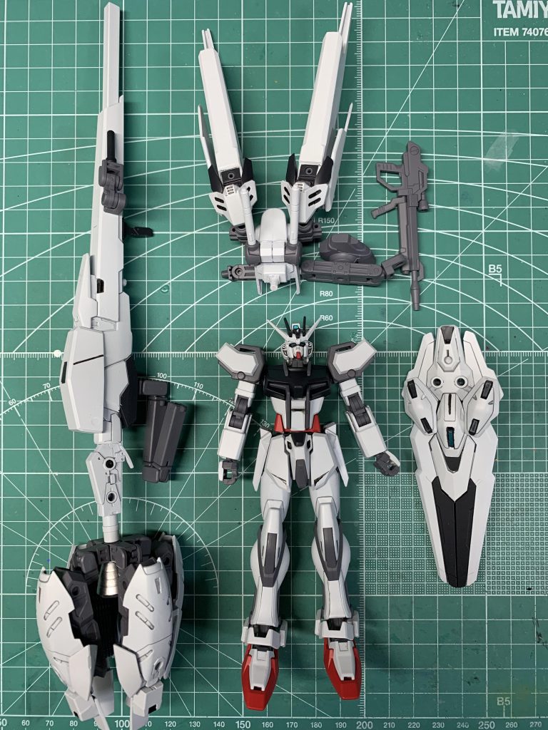 装備一覧。今回はサークル企画でストライクガンダムと専用ストライカーパックを製作することになり、コンセプトを考えていたところに放送された水星の魔女22話。今回のテーマカラーが白だったこともあり、これはやるっきゃないと思い、製作に踏み切りました。とりあえず、本家キャリバーン発売日までには間に合わせたかったので、無事完成してよかったです。余談ですが、この機体を製作している途中で、本家SEEDに「キャリバーンストライカー」が存在することを初めて知りました。(・・;)