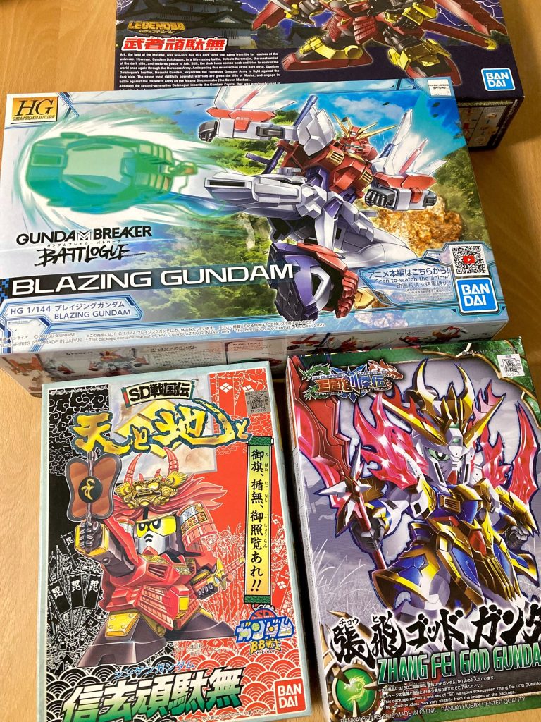 三国創傑伝の張飛ゴッドガンダムを素体ベースに、HG1/144ブレイジングガンダムより特徴的なパーツを取り入れ、SD戦国伝の元祖・信玄頑駄無やLGBB武者頑駄無、信長ガンダムエピオンなどから各種パーツを組み合わせてデザイン造型しました。