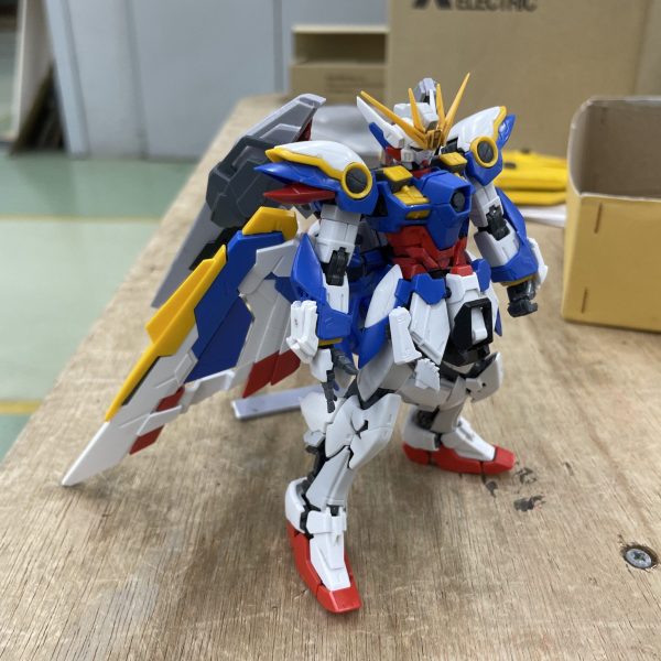 RGウイングガンダムEW改造自作パーツとジャンクパーツでオリジナルのウイングガンダムにウイングの羽を自作してジャンクパーツを貼り付けて4枚羽にしました足元が寂しかったのでふくらはぎ周りを自作パーツとジャンクパーツで改良ここからディテールアップして部分塗装して完成まだまだかかりそう（1枚目）