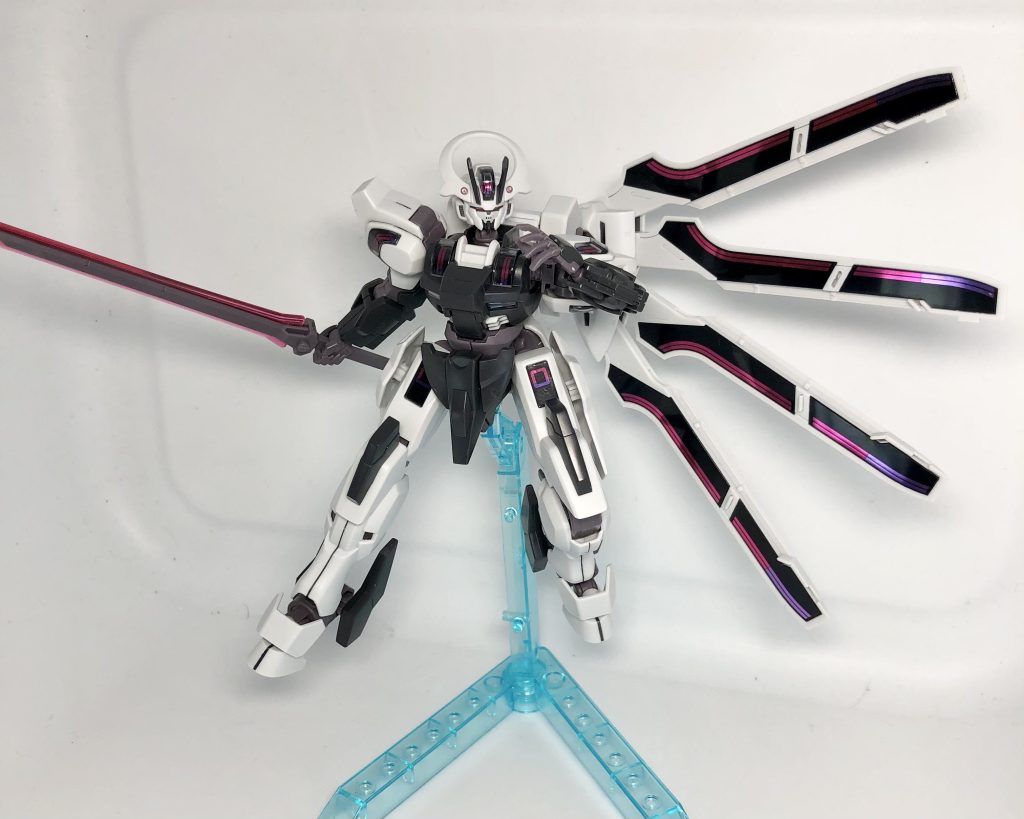 トップ画像アシンメトリーなフォルムが良いですね。2個買って天使の羽みたいにしても良さそうな感じ。