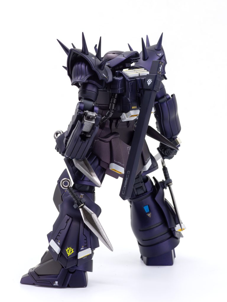 背面。悩んだ結果「全体的に暗いけど光が当たっているところは鈍く紫に見えるといいな」ということで今回はベースにパール系顔料デュオクロムシリーズを使って(胴BR、それ以外はBV)、そこにクリアブラックを少しコートすることに。クリアブラックはいくつかありますが今回は青みに傾いたクレオスのものをチョイス。