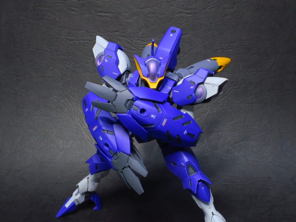 防御ポーズ。敵機の攻撃を真正面から受け止めるタイプのやつです。