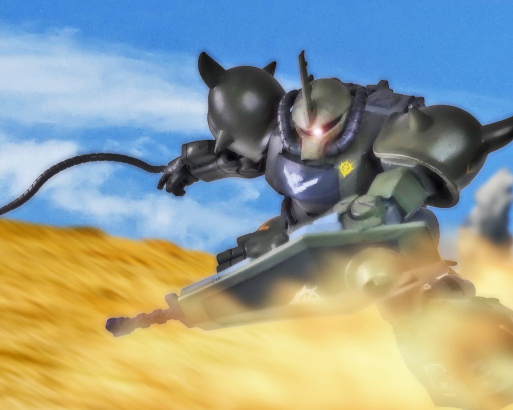 「あれがガンダムというMSか…!」オリバーも陸戦型ガンダムを相手に一筋縄ではいかないと感じていた。先刻のジムより動きが軽快で射撃も悪くない。普通のザクなら厳しい戦いになるだろう。だがこのグフは違う。「腕が立つようだな…。ならコイツでどうだ!」グフは急加速すると右腕からヒートロッドを蛇のようにうならせ射出する。ヒートロッドはマシンガンやヒートソードといった直接的ダメージを与えるのでなく高電圧で内部に支障をもたらせる07特有の装備である。だがそれだけに扱いが難しい反面があり、射程の感覚や鞭を振り回し対象物に当てるモーション等は他のMSでは共通する所がなく独特な戦闘センスが求められる。