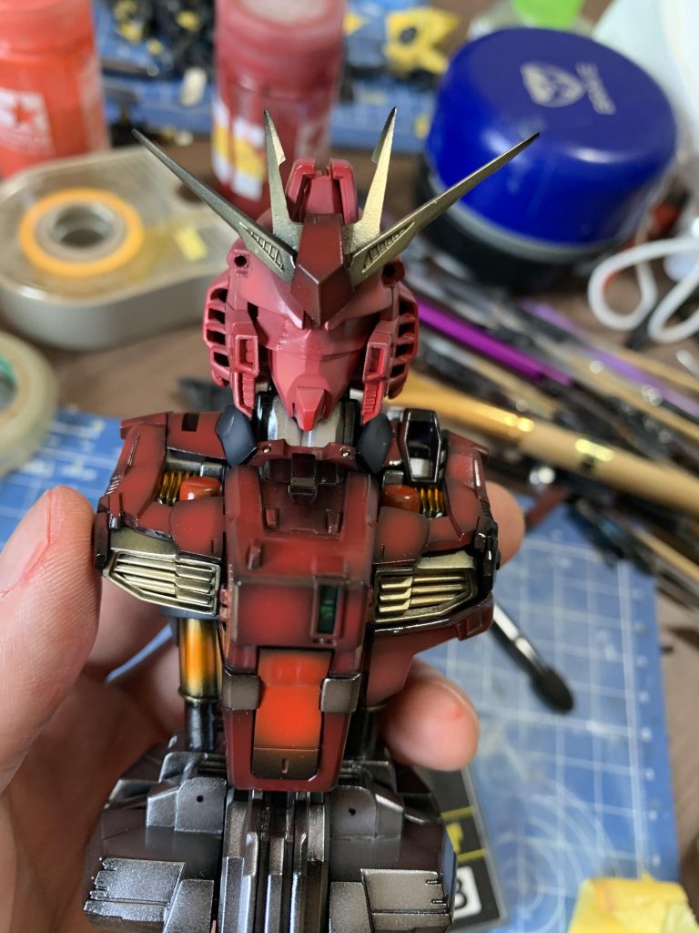 当初のカラーリングです。あまりにパッとしないので頭を抱えました。赤に黒に金はかっこいいカラーですがマンネリしているカラーなので新鮮味がなかったです。しかし攻めたカラーだと頭の中でこれでいいのか？かっこいいかな？ととても心配になりましたが、唯一無二のカッコいい仕上がりになったかなと思います。それではみなさま、ジークジオン！