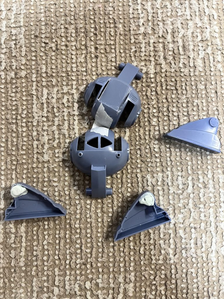 その他モノアイ周りのくり抜き、ボールジョイントの受け部分の固定を行っております