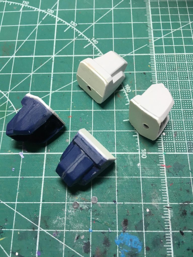 　肩アーマーはプラ板で側面を塞ぐときに隙間をゼリー状瞬間接着剤を盛って埋め定ましたが、サフ吹いたらまだ成形できていなかったところもあったので、3回ぐらいリテイクを重ねました。　塗装はガンダムマーカー中心です。本体色は水性ガンダムカラーを使っています。イージーペインターで最近はつや消しを吹いていたのですが、本体塗装に使うのは初めてでした。最近リニューアルされたと言うこともあり、塗膜の強度や乾燥時間などラッカー系と遜色ない感じでした。黒=Mr.水性サーフェイサー1000(ブラック)紺1=Mr.水性ガンダムカラー ティターンズブルー2紺2=ガンダムマーカー ティターンズブルー緑=同アイグリーン赤=同レッド黄=同イエローガンメタリック=同メタリックブラックグレー1=同メカグレーグレー2=Mr.カラースプレー　ニュートラルグレー　2年も寝かせていて再開のタイミングがなかなかつかめませんでしたが、展示会向けの作品を出すとなったときにこの機体をそろそろ完成させねば...と思い立ち、完成に至って良かったです。