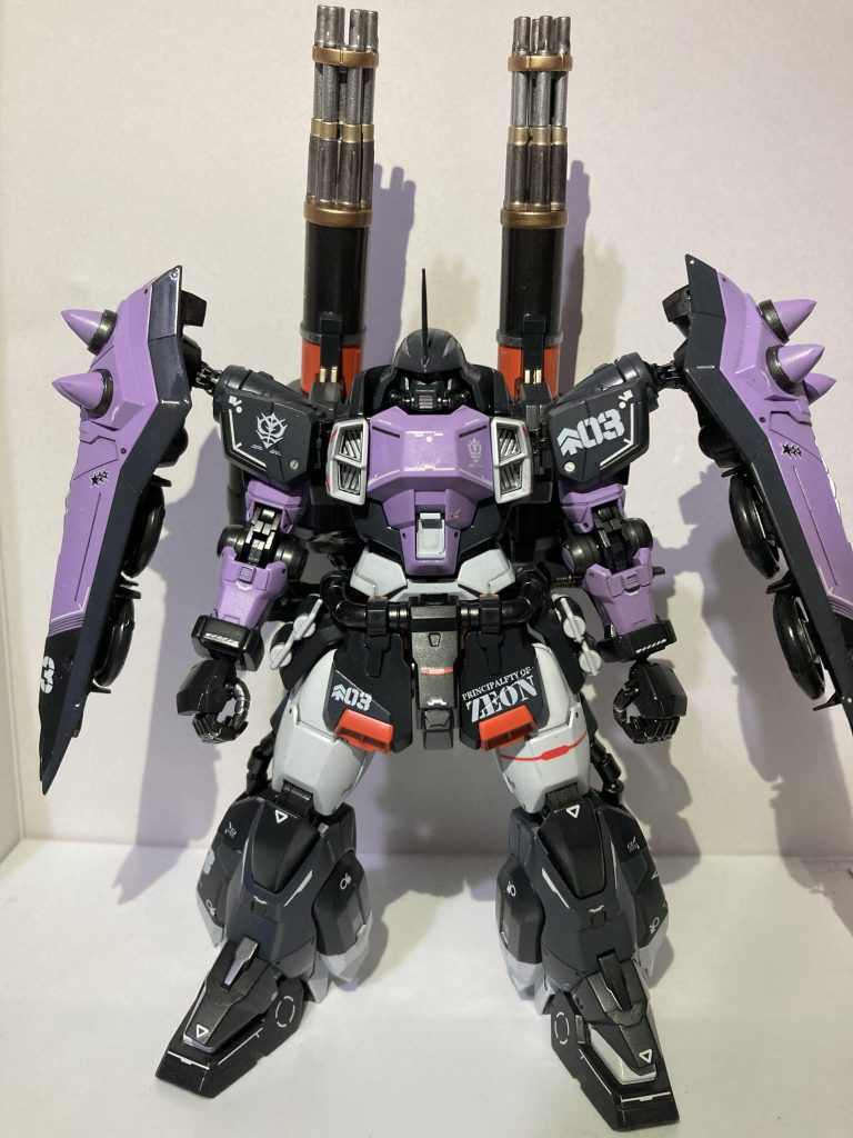 塗装したい!が強すぎて、あまりスジボリは加えていません。プラ板やハイキューパーツとかを使って多少ディテールアップしています。前述しましたがMGなのにパーツ分割が結構甘いので、RE100に近い感じのキットでした。