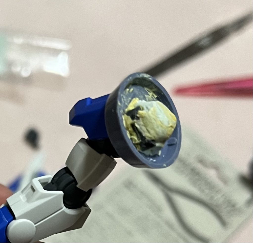 腕の取り付け腕はポリキャップをパテ等で固定して接続できるようにしました