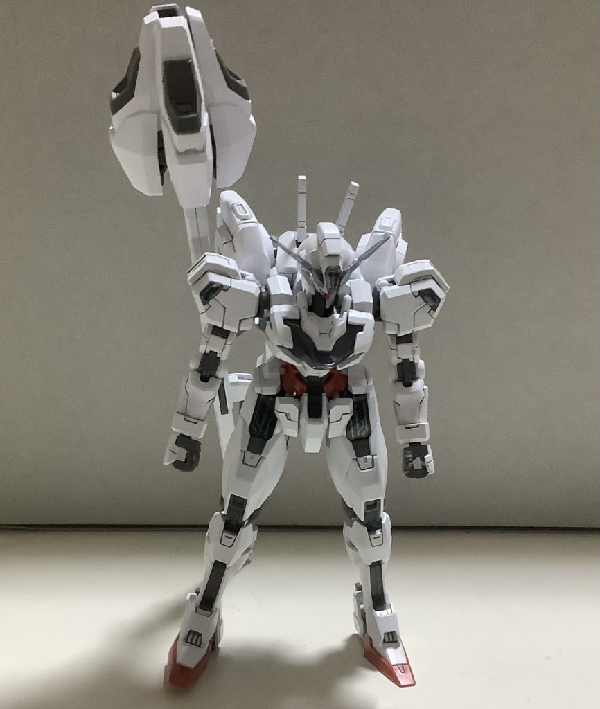 ただ、バリアブロッドライフルは、グリップ、クアドラ・スラスターを収納してもこの長さなので、スタンド無しで置くとキャリバーンがお辞儀バーンになります。ランナーレススタンドが折れないように注意ですね…(地震でスタンドが根元から逝った人)