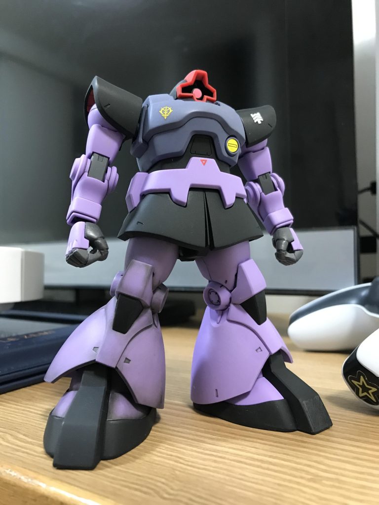 スミ入れ＆つや消し右足だけ汚しはじめてます。美しい紫…