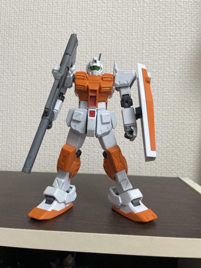 比較対象となるキットがないのであれですが、今回は雑誌でジムカスタムの肩の接続軸を切断し2ミリあげてカッコよく変わっていたのでランナープレートで補強しながら接続軸を無理矢理あげたので苦労しました。後は定番の腰に1ミリのプラ板を挟み延長してます。