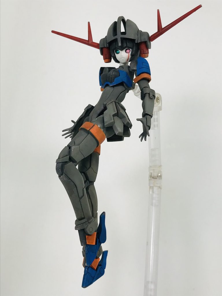 エイリアンマザー本体気持ち悪さを演出する為、オッドアイから血の涙の様な模様を書き込んでみました正直、お顔以外は30MSのリシェッタあたりを使用した方が安いし、スタイルも良いですね😭あまりに細い首や手首の関節パーツ…案の定、首がポッキリと折れたので真鍮線で無理矢理修復してます😨