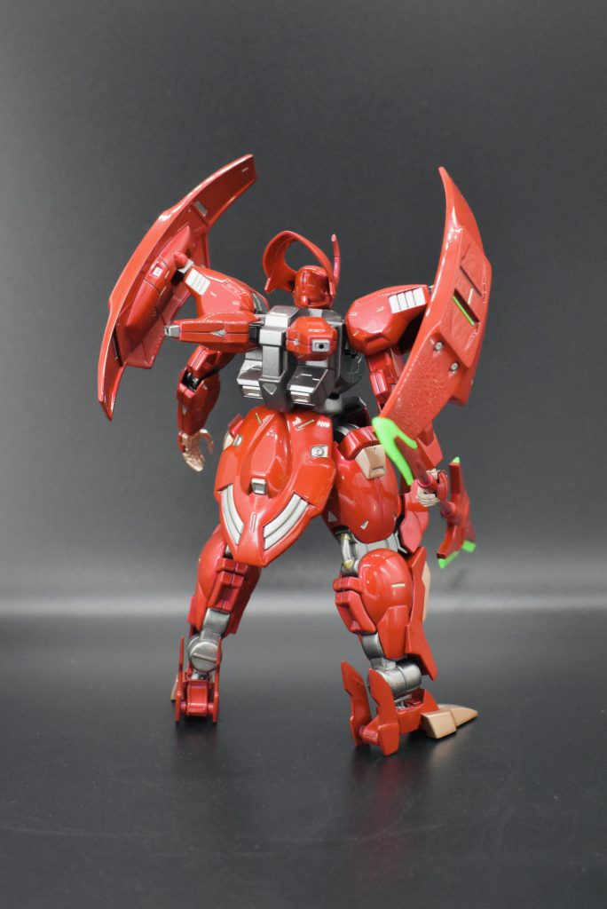 背後。個性的なリアアーマーがたまらない。