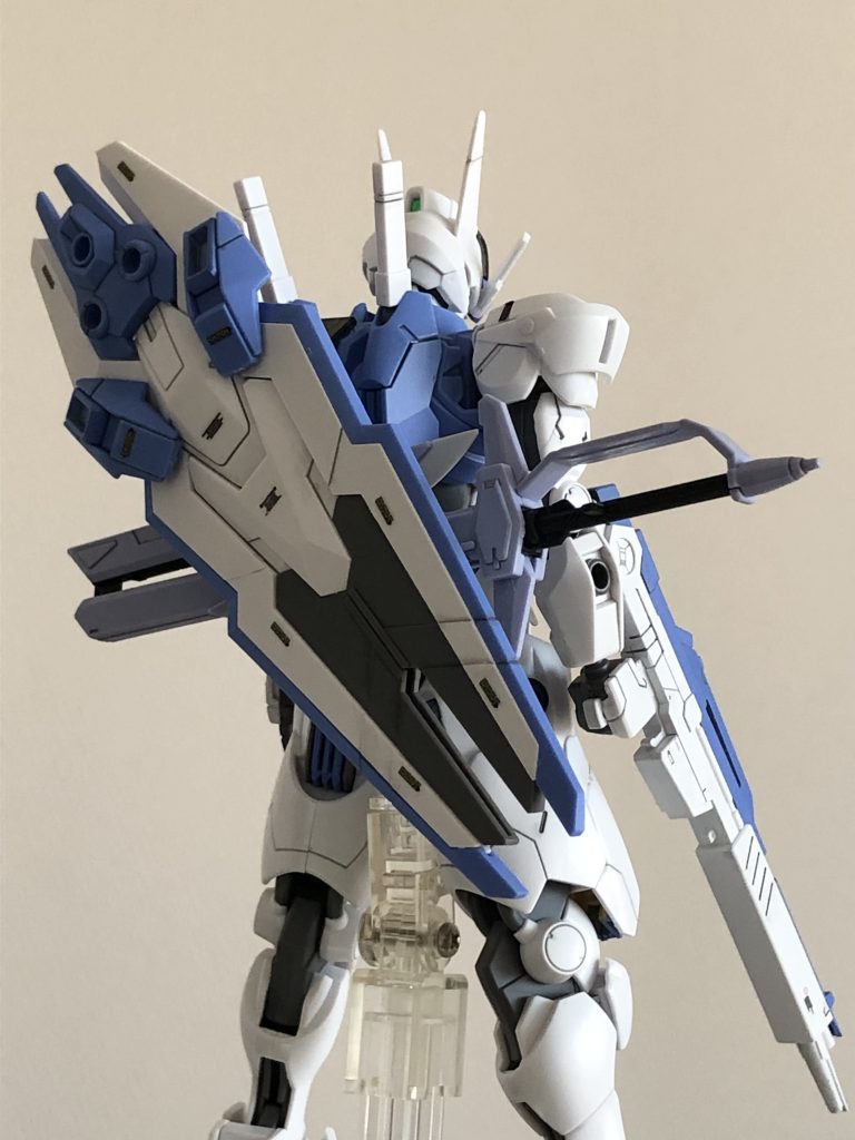 追加武装はEGνガンダムのビームライフルとRGディスティニーガンダムのアロンダイト。ビームライフルは黒色部をブルーへ変更し、色味を合わせました。