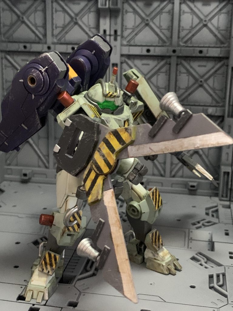 ・大型資材裁断用カッター文字通り手持ちの装備では対応できない物を切る為の巨大なハサミ。戦闘用ではないが、MS程度なら簡単に両断できる。ビルドファイターズの武器セットのシールドをそのまま持ってきてます😄もはやなつかしい…