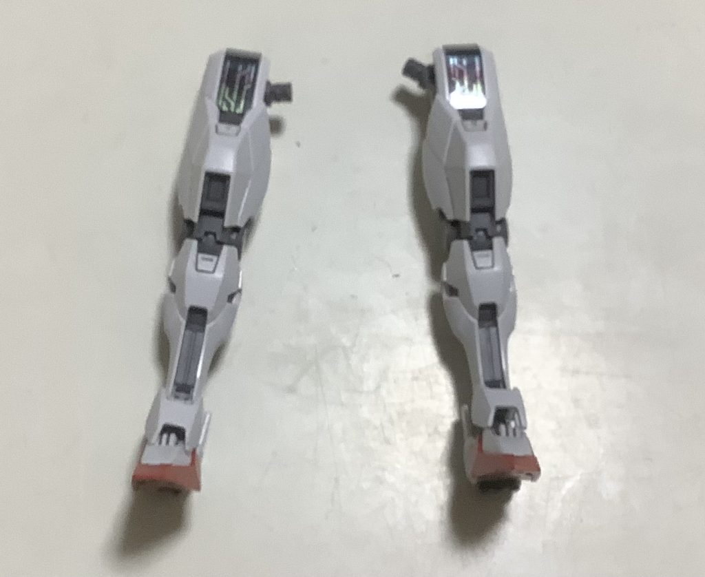 次は足です。シェルユニットは胴体や肩と同じくシールでの再現です。めっちゃ動くのでいろんなポーズができます。色分けが神ですね。