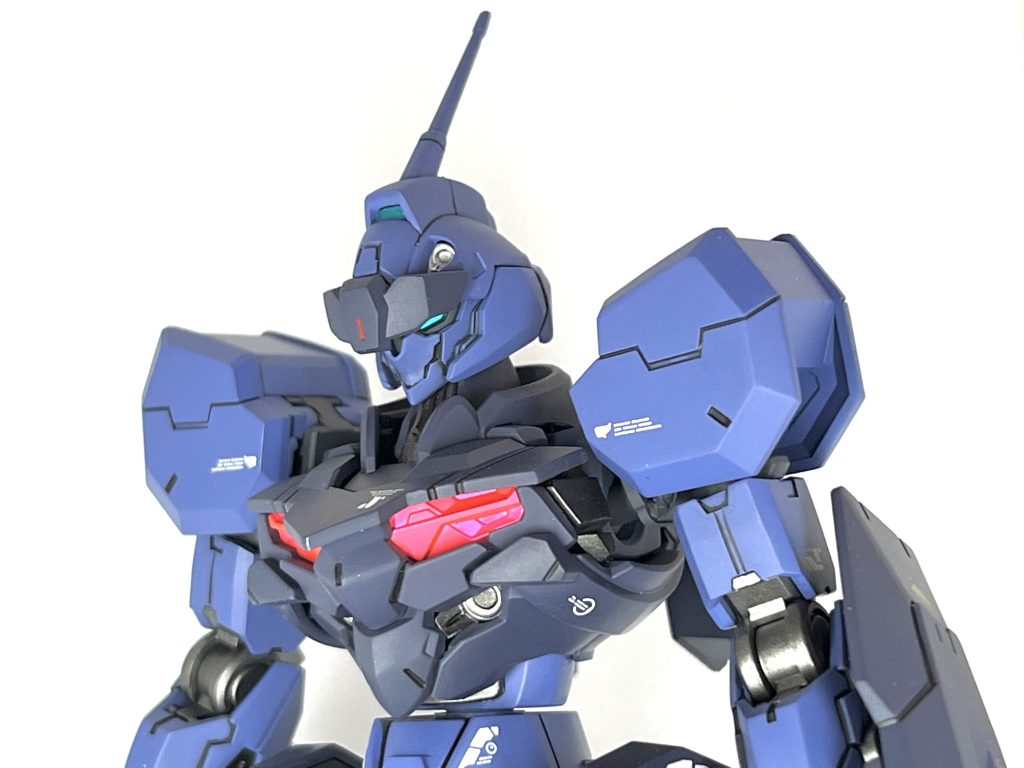 バストアップ。コックピットブロックを含む胸部ユニットとして、今回は設定上ガンヴォルヴァのベース機であるルブリスのものを使用しました。シェルユニットを撤廃してる設定なので、クリアーパーツを他の装甲部分と同じカラーで塗り潰しています。頭部に関してもルブリスのヘッドを使用。サイドのアンテナを切り落とし、頭頂部を開口してペイルライダーのアンテナをつけました。また、シェルユニットを無くし、ペイルライダーのヘッドガード(?)パーツを小さめに加工して接着しました。バイザーまでは再現しませんでしたが、水星キットの中に良い感じにペイルライダーらしさを入れ込めた気がしています。