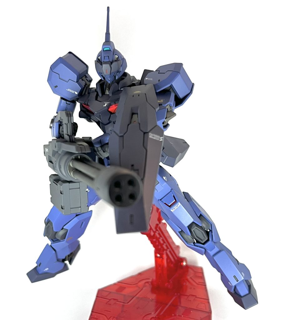 正面から。ヘッドパーツのバルカンを塞がないようにヘッドガードをつけたらかなり目深になり、少しでも顎を引くと正面からツインアイが見えなくなります笑まあこれはこれでカッコいい?