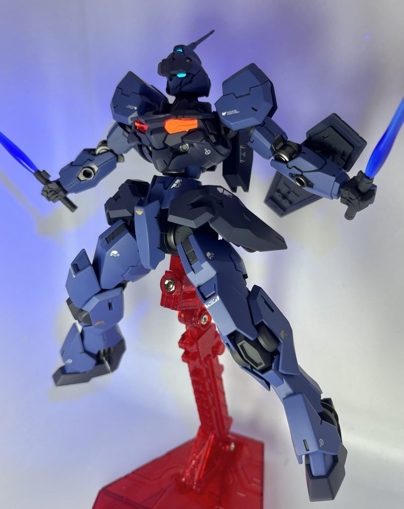 ペイルライダーのように二刀流!そしてHADESのような強化モード要素も少し入れようと、蛍光塗料を使用した発光ギミックもつけました。GUNDフォーマットを廃しておりパーメットスコアの上昇はできない設定なので、シェルユニットとは別の部分を発光させました。この強化モードの設定とかも色々考えてはありますが、ここでだらだらと語るのは誰得かと思いますので割愛。