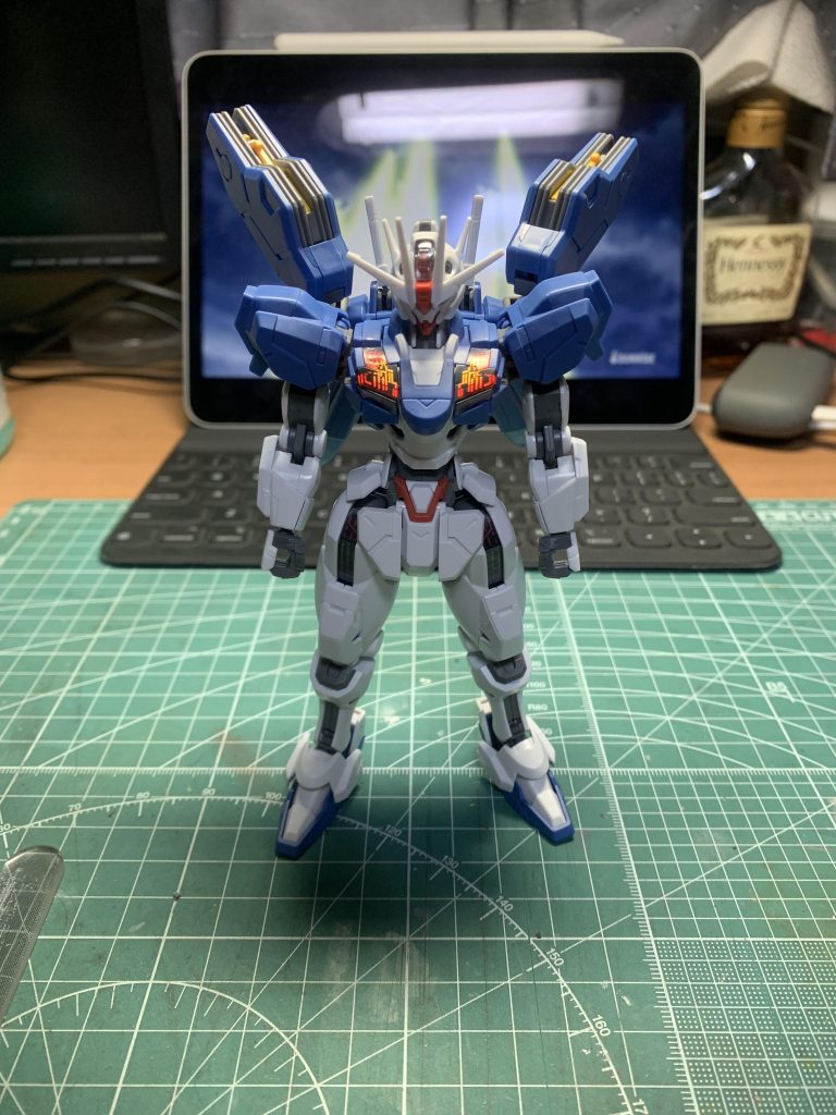 装備無し状態。エアリアルに比べて上半身から丸みが消え、肩が大きく割と大きめのバックパックを追加。シルエットが逆三角形的になって、そら人くらい潰すよねっていう攻撃的なシルエットに。