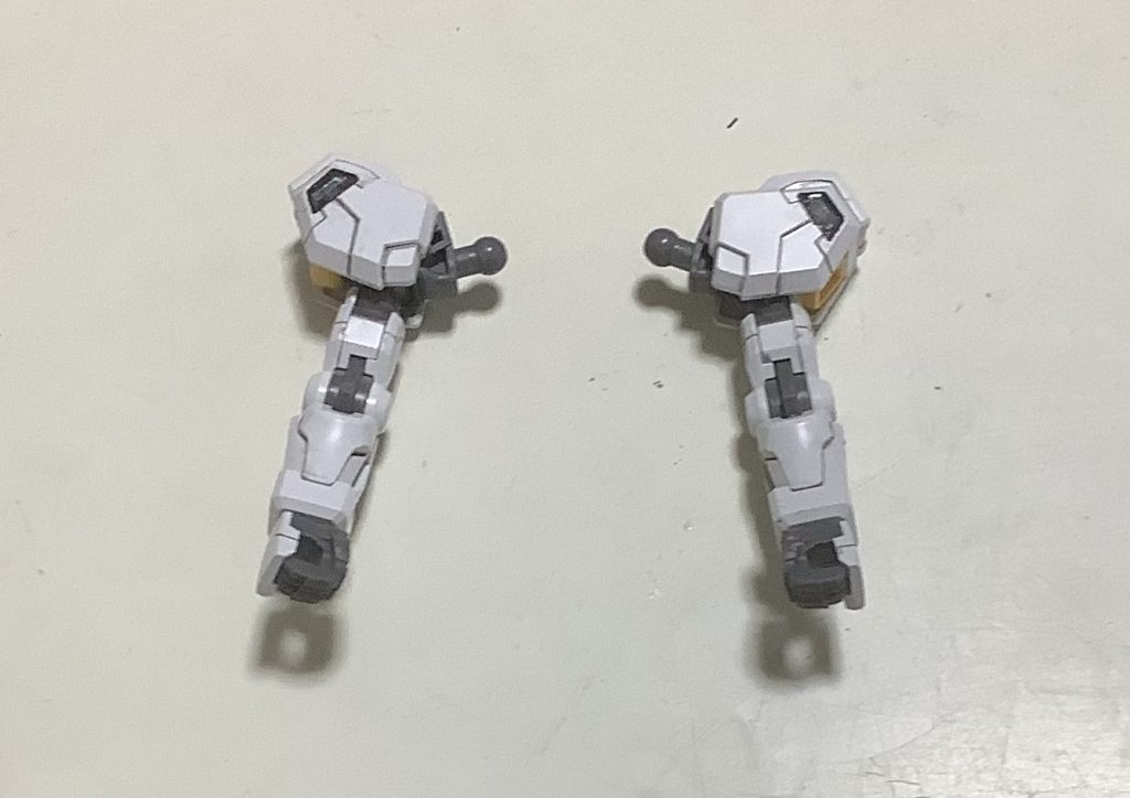 今度は腕の組み立てです。シェルユニットは発光状態にしてます。腕は二重関節ではないですが結構曲がるのでポーズめっちゃ付けやすいです。