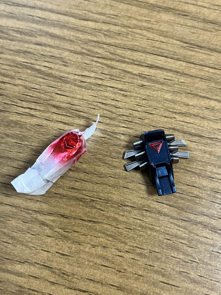 こう言った塗り分けもマスキングでマッドキャンディ塗装したのですが、W系は小さい…。G系やV系もですが。パーツ類なくさないかヒヤヒヤでした。