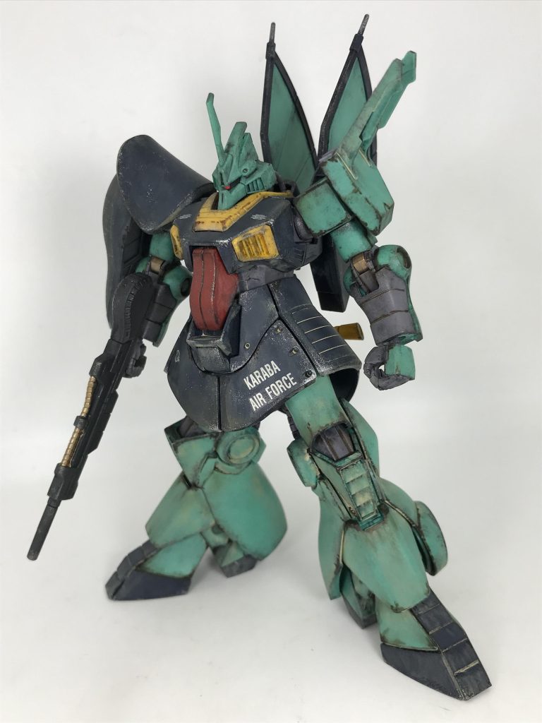 左肩のバズーカなし状態ディジェと言ったらこの状態だと思うのですが…なぜ肩にバズーカ付けた状態で飾っていたのだろうこの肩に付けるバズーカ…説明書みても載って無かったんですが…肩に装備させるようのパーツになってるのですよねぇ