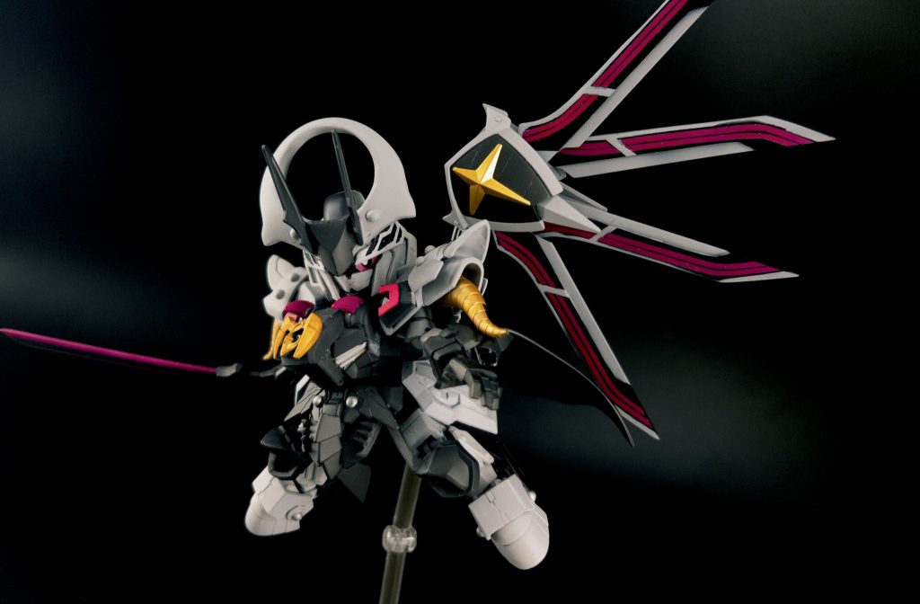 騎士ガンダムのシールドを基部に、プラ板でガンビット部分を制作。