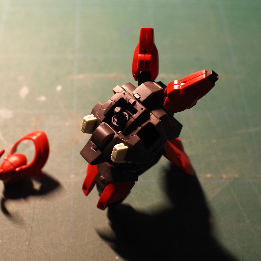 筋彫りは下手くそなのでガタガタです。ラインチゼルを使っていますが、KPSということもあって綺麗に彫れませんでした。セイラマスオさんのムック本を読んだ後に製作し始めた為、ランナータグを使ったディテールアップにも挑戦してます 笑