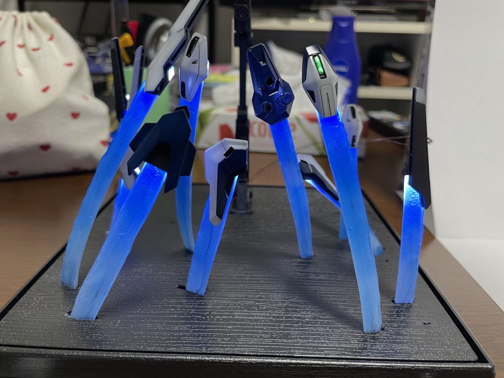 台座にガンビットを固定してます。裏に配線を通して前からは見えないようにこだわりました。