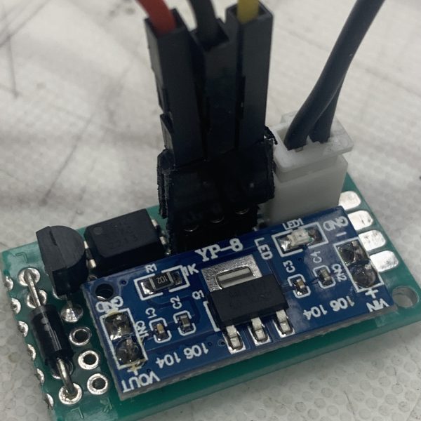 両脚の配線と電飾作業が終わりました。フレーム的にはバウなので、この辺にも航行灯あっておかしくなさそうだなとスネに追加してみました。ちょっと緑が輝度高すぎる気もするので塗装時にクリアブラックを塗って調整しようかと思います。 今回はマイコンは不要そうなので12V→5VのDCDCコンバータと、バーニアを点滅させるためのIC周りだけの割とシンプルな回路にしておきました。(ガンプラじゃねーだろとか石投げないでください🥺) この回路で12V、12V点滅、5Vの3種類を取り出せる構成になってます。このサイズなら台座の自由度が高そうです😆（3枚目）