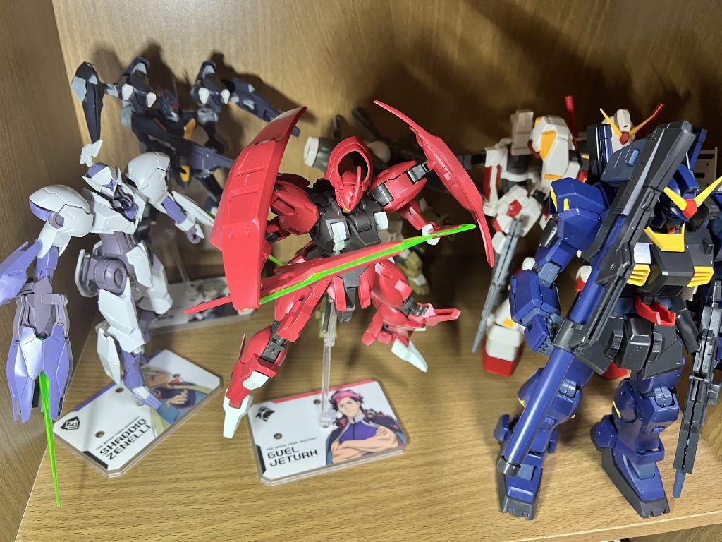 青空塗装の私…梅雨の季節でなかなかタイミング合わずに塗装待ちの間に仮組がこんなに増えました…。しかも今週末はHGキャリバーンの発売日…もっと改修、改造、塗装ペースを上げねば！