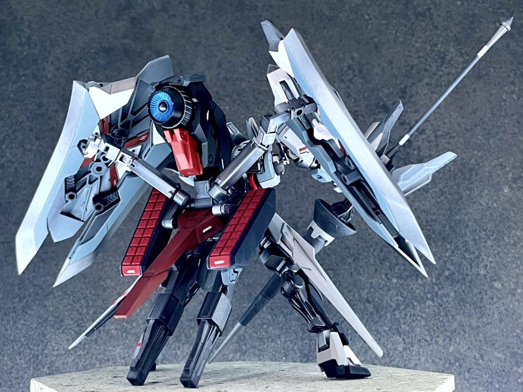 近接戦闘拡張ユニット「スクルド」北欧神話に登場する女神の名を冠した、腰部に接続された拡張ユニットで、汎用型攻防一体式盾「スヴェル」を機体の左右に2機と、「マルチミサイルランチャーパック」を基部両脇に2基をそれぞれ懸架できる。またスタビライザー下部にはプロペライトタンクを懸架している。